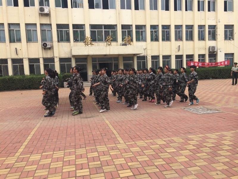 “軍”中女花，颯爽英姿——2014級軍訓(xùn)進(jìn)行時