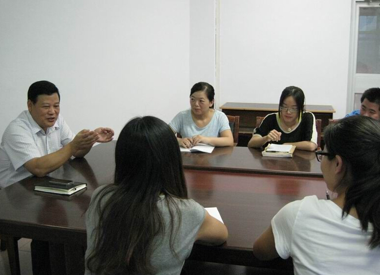 學(xué)校舉行新教師培訓(xùn)會