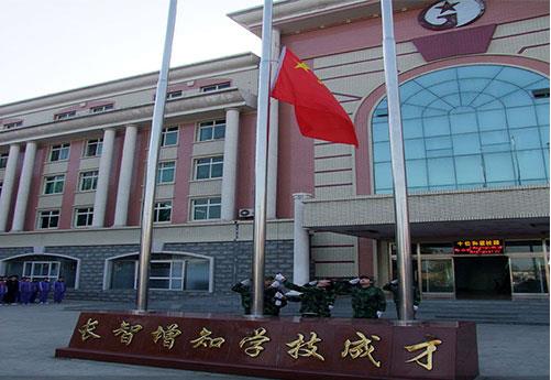 保定新興工業(yè)技工學(xué)校是全日制學(xué)校嗎？學(xué)校提供住宿嗎？