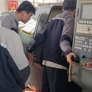 數(shù)控專(zhuān)業(yè)學(xué)生熟練使用數(shù)控車(chē)床